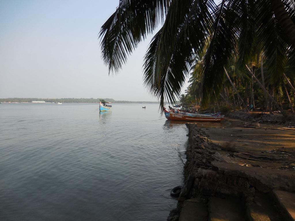 Kanan Beach Resort Nīleshwar Exteriör bild